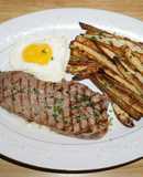 BISTEC CON HUEVO FRITO Y PAPAS HORNEADAS CON CHAQUETA. JON STYLE