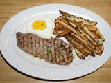 BISTEC CON HUEVO FRITO Y PAPAS HORNEADAS CON CHAQUETA. JON STYLE