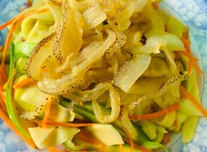 Hình của món Vào bếp cùng con: gỏi sứa wasabi.