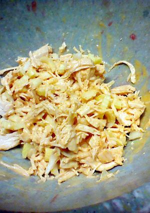 A picture of Spicy chicken salad.