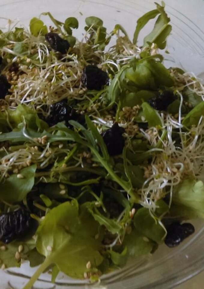 Una foto de Ensalada de berros, arúgula, germinado de soya y ciruela seca y ajonjolí