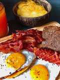 Bữa Sáng Thật Ngon Với Trứng, Xúc Xích, Bacon, Nước Cam Ép và Dứa Tươi
