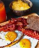 Bữa Sáng Thật Ngon Với Trứng, Xúc Xích, Bacon, Nước Cam Ép và Dứa Tươi