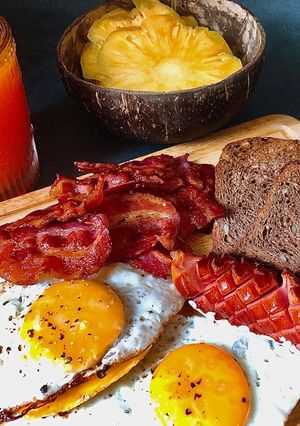 Hình của món Bữa Sáng Thật Ngon Với Trứng, Xúc Xích, Bacon, Nước Cam Ép và Dứa Tươi.