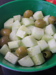 Una foto de Ensalada de pepino y aceitunas