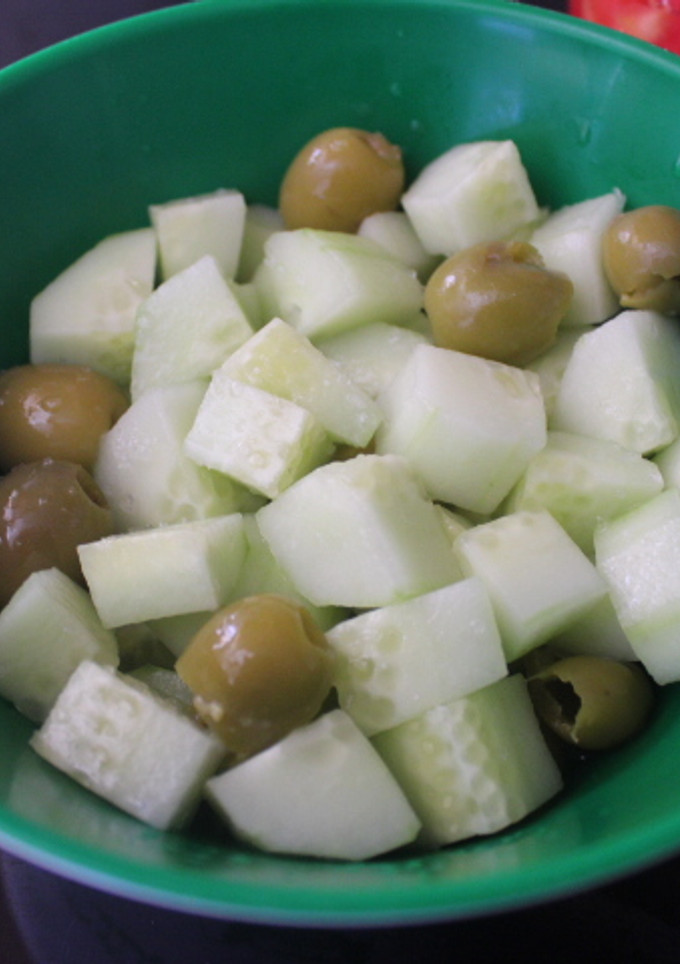 Una foto de Ensalada de pepino y aceitunas