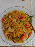 Oseng mireng (mie goreng) kerupuk