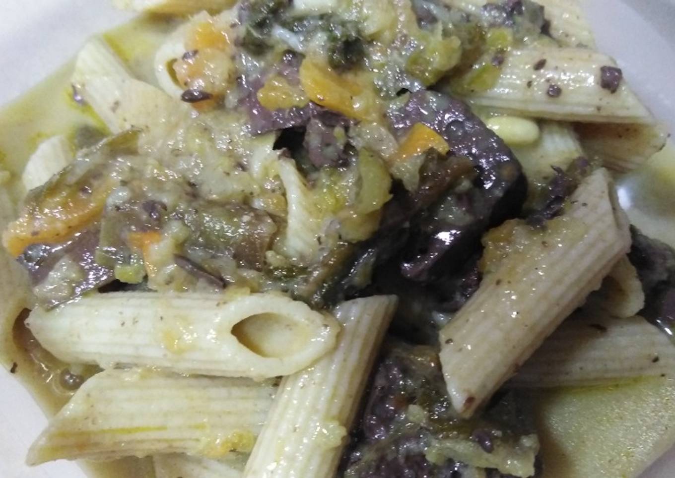 Macarrones con sangre encebollada