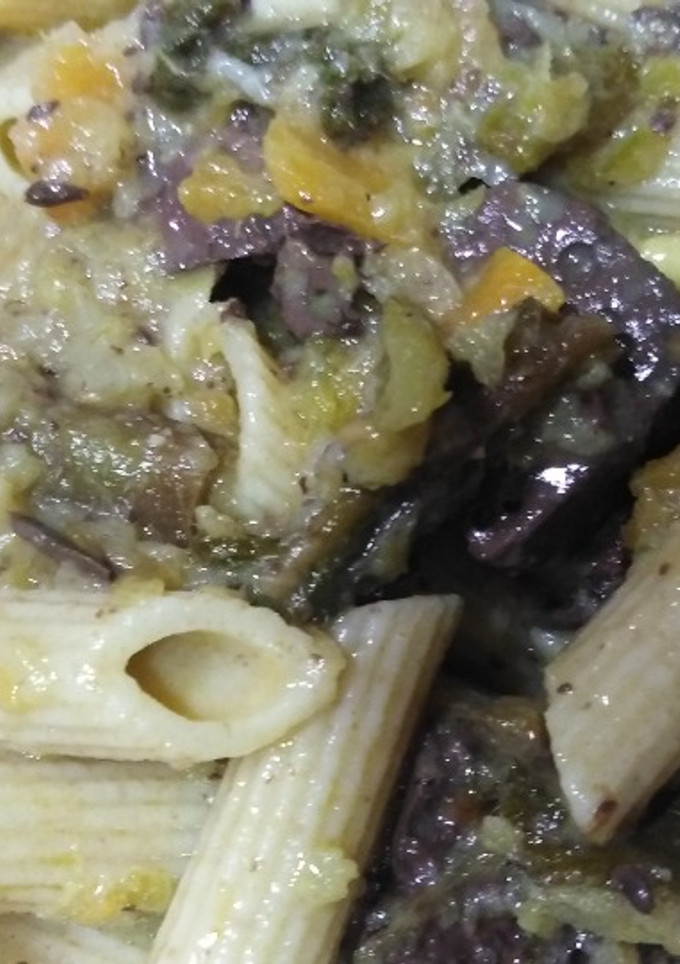 Una foto de Macarrones con sangre encebollada