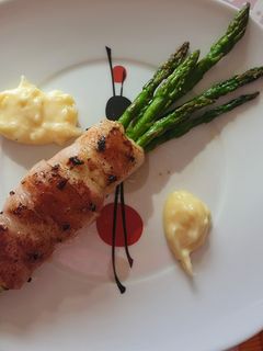 Una foto de Ramillete de espárragos 2cocciones con bechamel 4 quesos