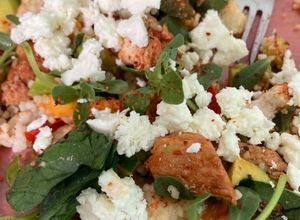 Una foto de Ensalada de pollo con quinoa