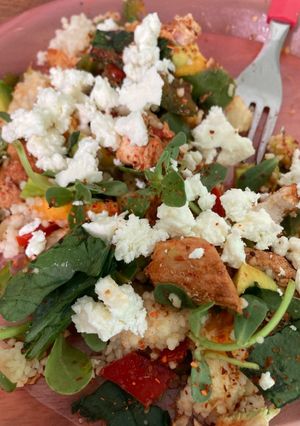 Una foto de Ensalada de pollo con quinoa