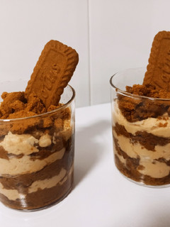 Una foto de Tiramisú de galletas y crema lotus