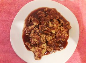 Una foto de Huevo en salsa de Chile Pasilla y jitomate