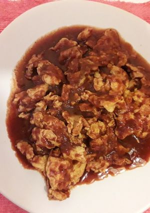 Una foto de Huevo en salsa de Chile Pasilla y jitomate