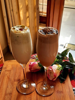A picture of Banana Shake 2 ways.