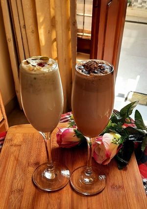 A picture of Banana Shake 2 ways.