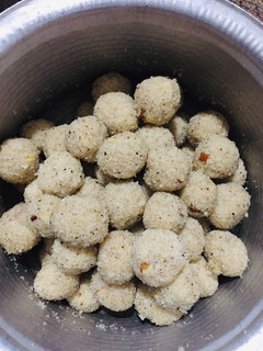ரவாபாதாம்லட்டு(rava laddu recipe in tamil) செய்முறை முக்கிய புகைப்படம்