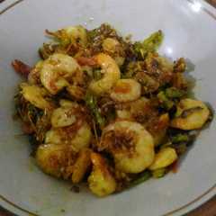 A picture of Tumis udang lengkuas.