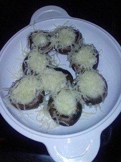 Una foto de Champiñones rellenos de muselina de all i oli con queso gratinado