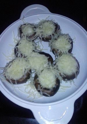 Foto principal de Champiñones rellenos de muselina de all i oli con queso gratinado