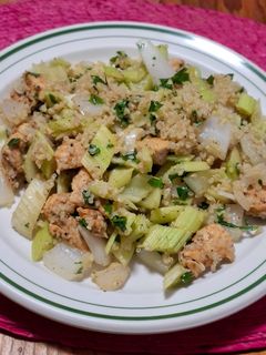 Una foto de Pechuga de pollo con apio y cebolla