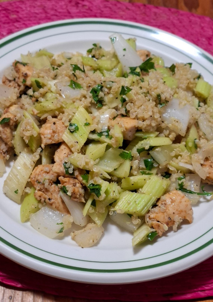Una foto de Pechuga de pollo con apio y cebolla