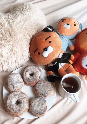 Hình của món Donut nhân mứt táo và donut nhân custard.