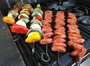 Una foto de Vegetales y salchichas a la planchas