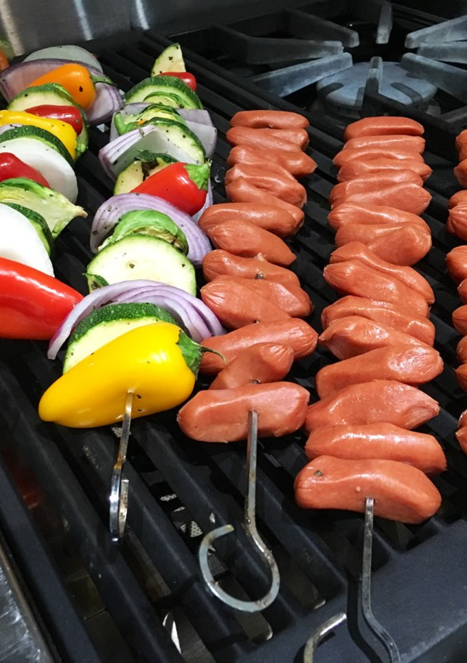 Una foto de Vegetales y salchichas a la planchas