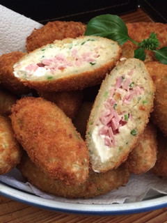 Una foto de Felafel de garbanzos rellenos con jamón y queso Philadelphia 🇮🇳
