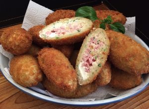 Una foto de Felafel de garbanzos rellenos con jamón y queso Philadelphia 🇮🇳