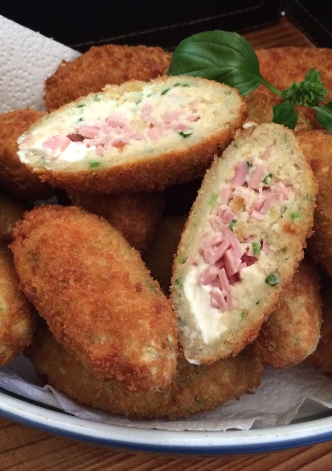 Una foto de Felafel de garbanzos rellenos con jamón y queso Philadelphia 🇮🇳