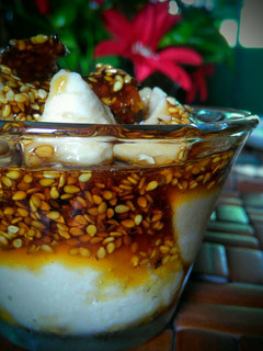 Una foto de Flan de vainilla con caramelo de semillas de sésamo