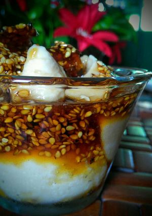 Una foto de Flan de vainilla con caramelo de semillas de sésamo