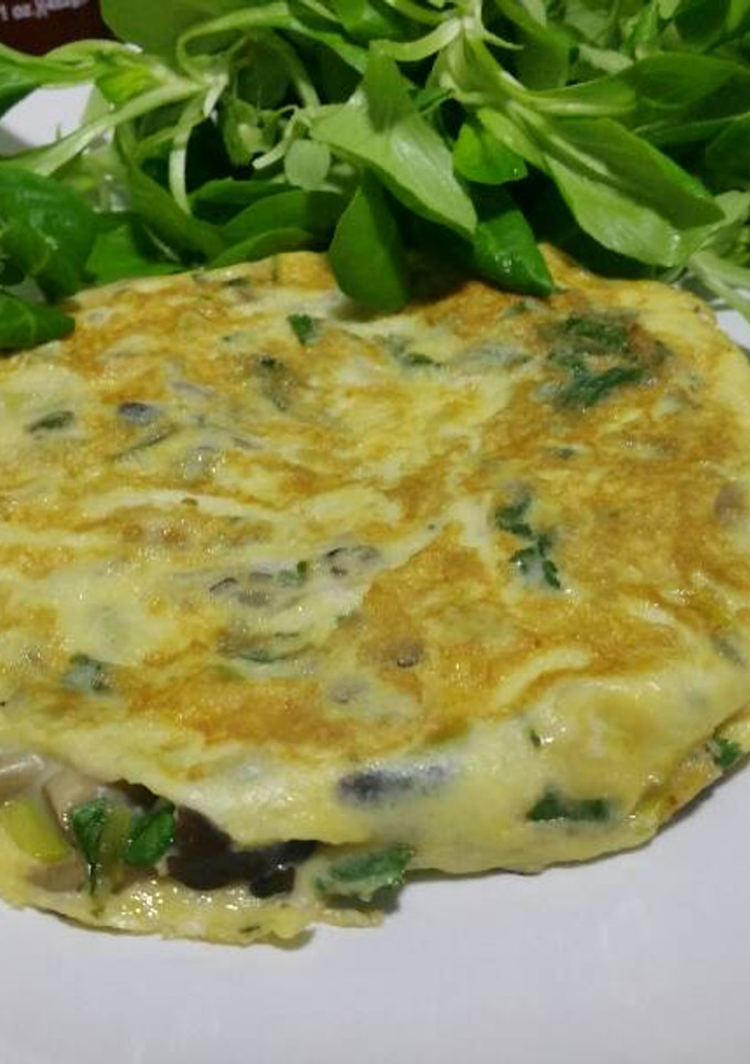 Una foto de Omelette con setas, ajitos y cilantro