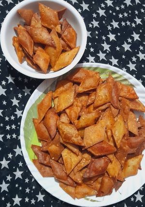 A picture of Crispy Spicy Whole Wheat Shakarpara.