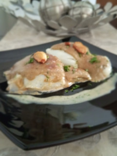 Una foto de Bacalao con alioli de ajo negro gratinado con su falso pil pil