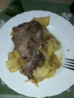 Una foto de Papas con calabacín y cebolla a carne 🤗🖒🍽