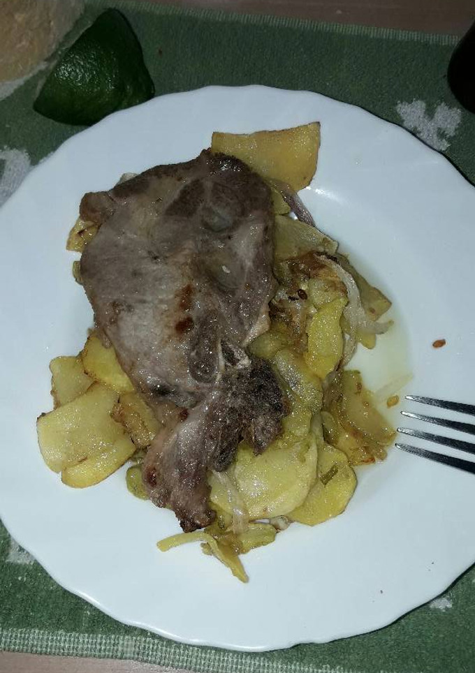 Una foto de Papas con calabacín y cebolla a carne 🤗🖒🍽