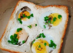 Hình của món Ăn sáng với sandwich trứng cút.