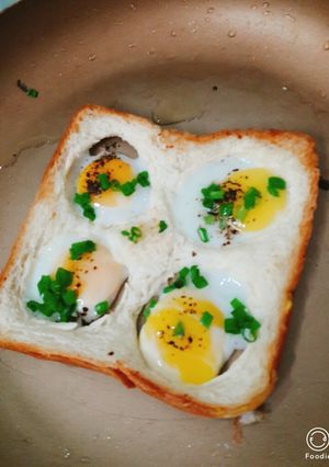 Hình của món Ăn sáng với sandwich trứng cút.