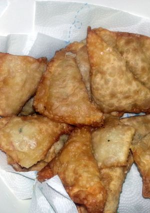 A picture of crab Rangoon.