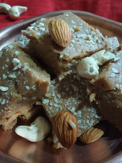 સુખડી (sukhdi recipe in gujarati) રેસીપી મુખ્ય ફોટો