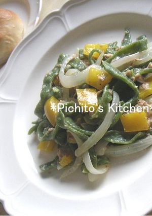 A picture of Tuna and White Sauce with Spinach Pasta.