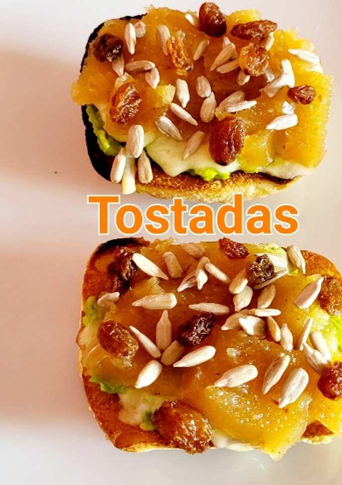 Una foto de Tostas con aguacate, queso, membrillo, pasas y pipas