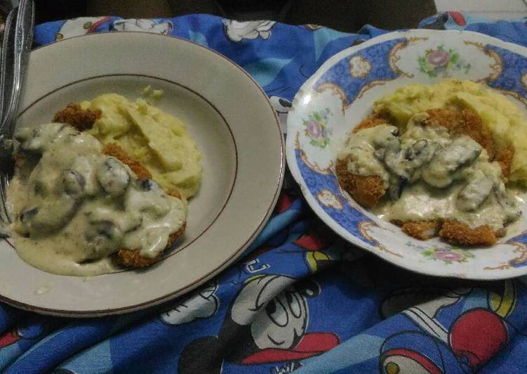 Rahasia Memasak Chicken Schnitzel w/ Mushroom Creamy Sauce and Mashed Potato Kekinian