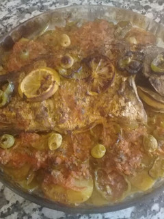 صورة لوصفة سمك بالخضر في الفرن