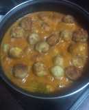 Albóndigas de sama, papas y langostinos con salsa