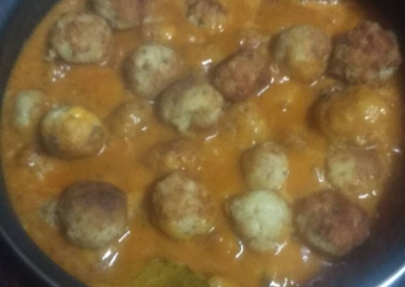 Albóndigas de sama, papas y langostinos con salsa